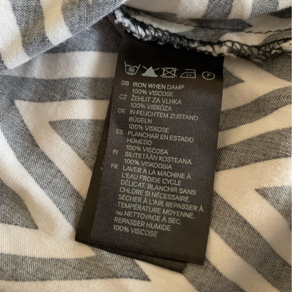 H&M Racerback High/low Geometric Tank - Picture 5 of 8